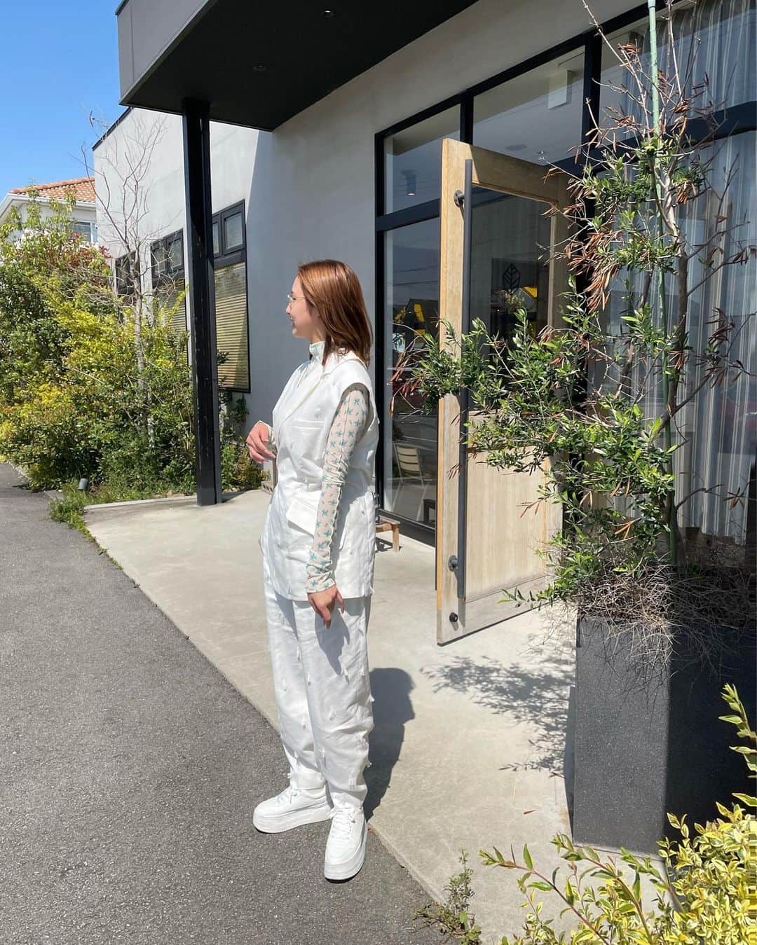 摩耶裕のインスタグラム：「. . 東京千秋楽ぶりに着たお気に入りセットアップ✨ このベストはアシンメトリーなデザインで片方取って着る事も出来るんです🫶 (どゆこと？って感じですよね🤣またその着方してみます🫡)  奇抜過ぎるファッションは得意ではありませんが、 シンプルだけどちょっと斬新で変わったデザインが好きです💗  #irene  #lecielbleu」