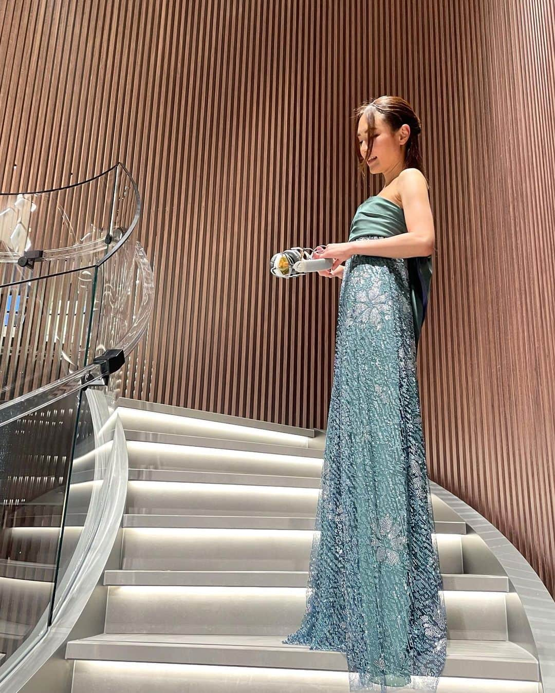 HILOCO aka neroDollさんのインスタグラム写真 - (HILOCO aka neroDollInstagram)「@emporioarmani @giorgioarmani Kobe grand opening🎉🥂🤍✨✨ アルマーニ神戸店が4/29より大丸横にリニューアルオープン！ reception partyでDJさせて頂きました🥰🎉  この日の衣装は Collectionの中でも特別なドレス二着👗  グリーンのイブニングドレスは 全て手作業で施された繊細な装飾が 360°どこから見ても煌めいて、 ため息レベルの美しさ…😍💎✨✨  ピンクのパンツドレスも 透け感のある生地と 立体的なビーズ装飾でとっても華やか🌸 ARMANIのピンクは 青みが入って甘くなり過ぎない絶妙ピンク🫶  長時間DJで動き回っても キラキラが一粒も取れない技術・クオリティの高さも 流石でございました😳  新店舗の場所は 大丸横ダイアモンドビルの1階  銀座タワーと同コンセプトで創られた 淡く優雅なジョルジオ・アルマーニ、 最新コンセプトの木目×アイボリーで モダンで落ち着けるエンポリオ・アルマーニの 二店舗が隣接しています  お近くの方やGW神戸にいらっしゃる方は是非、 お立ち寄りくださいね🥰  アルマーニ神戸店様、 二店舗同時リニューアルオープン おめでとうございます！🥂🎉✨✨  #EmporioArmani #EmporioArmaniKobe #2023ss」5月2日 17時38分 - djhiloconerodoll