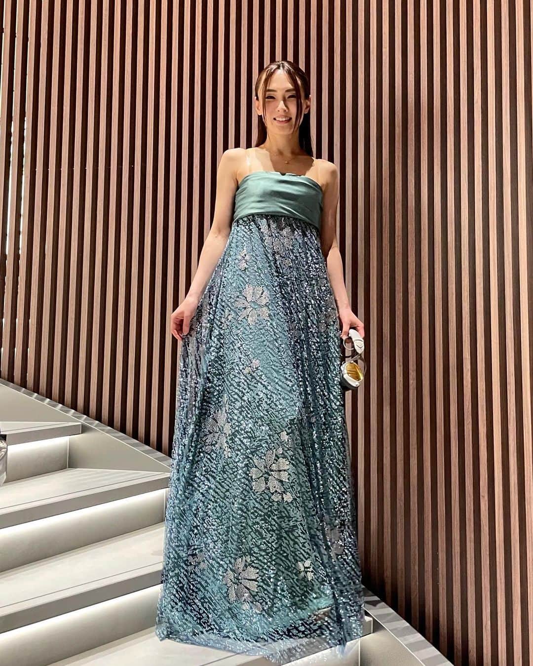 HILOCO aka neroDollのインスタグラム：「@emporioarmani @giorgioarmani Kobe grand opening🎉🥂🤍✨✨ アルマーニ神戸店が4/29より大丸横にリニューアルオープン！ reception partyでDJさせて頂きました🥰🎉  この日の衣装は Collectionの中でも特別なドレス二着👗  グリーンのイブニングドレスは 全て手作業で施された繊細な装飾が 360°どこから見ても煌めいて、 ため息レベルの美しさ…😍💎✨✨  ピンクのパンツドレスも 透け感のある生地と 立体的なビーズ装飾でとっても華やか🌸 ARMANIのピンクは 青みが入って甘くなり過ぎない絶妙ピンク🫶  長時間DJで動き回っても キラキラが一粒も取れない技術・クオリティの高さも 流石でございました😳  新店舗の場所は 大丸横ダイアモンドビルの1階  銀座タワーと同コンセプトで創られた 淡く優雅なジョルジオ・アルマーニ、 最新コンセプトの木目×アイボリーで モダンで落ち着けるエンポリオ・アルマーニの 二店舗が隣接しています  お近くの方やGW神戸にいらっしゃる方は是非、 お立ち寄りくださいね🥰  アルマーニ神戸店様、 二店舗同時リニューアルオープン おめでとうございます！🥂🎉✨✨  #EmporioArmani #EmporioArmaniKobe #2023ss」