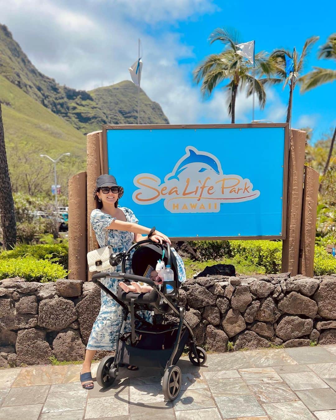 宮崎沙矢加のインスタグラム：「We're def exploring for Hawaii before we move to mainland.🏝️ . . . ハワイ生活も気づいたら1年で 残り後数ヶ月😅なのでミシェルにハワイ全部見せたーい！母心🤍 @sealifepark 子供の頃ぶり何十年だろう🤔数えるのいやになるくらい久しぶりに来ました🐬 ミシェルが物心つきだして色々わかるようになってから、またハワイに戻ってこれたらいいなぁ~🤍  大好きなマカプウの景色見れなくなるのは寂しいけど カリフォルニアも大好きな場所が沢山あるから 楽しみな訳で💕その前に日本にも一時帰国して友達に会うのもわくわくで大忙し🤭💓 #hawaiilife #babygirlmom #7monthsold #girlsmom #momlife #happymom #生後7ヶ月」
