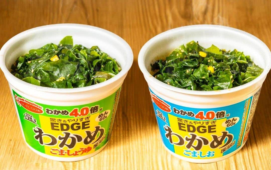 エースコックのこぶたのインスタグラム：「. やりすぎがテーマの「EDGE」シリーズと「わかめラーメン」がタッグ！！🤝  わかめラーメン40周年記念でわかめ4.0倍に！  EDGE×わかめラーメン　ごま・しょうゆ　わかめ4.0倍／ごま・しお　わかめ4.0倍  驚き&やりすぎな一杯をぜひ！🐽  #エースコック #カップめん #カップ麺 #わかめラーメン #わかめ #acecook」