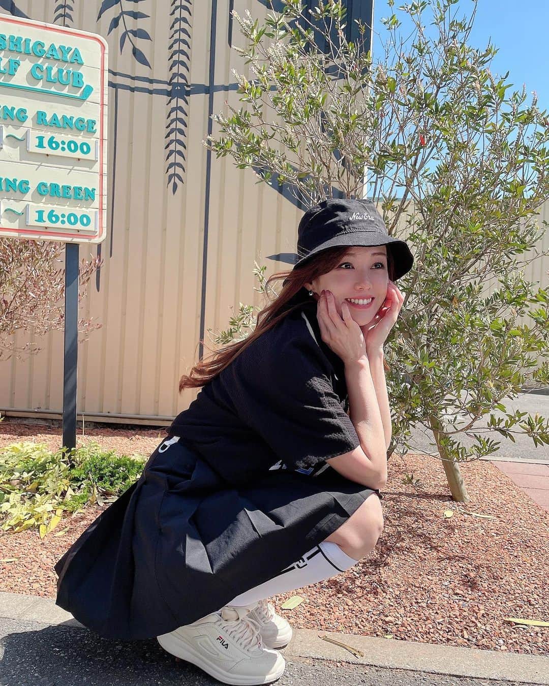 SARAKIMISAKIのインスタグラム：「ニューエラのレディースウェア🖤🤍 お気に入りのシューズと合わせてみたよ🫶🏻 @newera_golf  @filagolf_jp   ポージングはちなつ先生監修👩‍🏫✨ @chinatsu_minami  どうでしょう🥰？？  . . . . . .  #ゴルフ #ゴルフ女子 #ゴルフコーデ #ゴルフウェア #ゴルフ好きな人と繋がりたい #ニューエラ #newera #ニューエラゴルフ #neweragolf #golf #golflife #スポーツ #スポーツ女子 #撮影  #golfwear #golfswing #golffashion #golfstagram #골프 #골프스타그램 #골프장 #라운드 #골프스윙  #高尔夫球 #高尔夫 #กอล์ฟ」