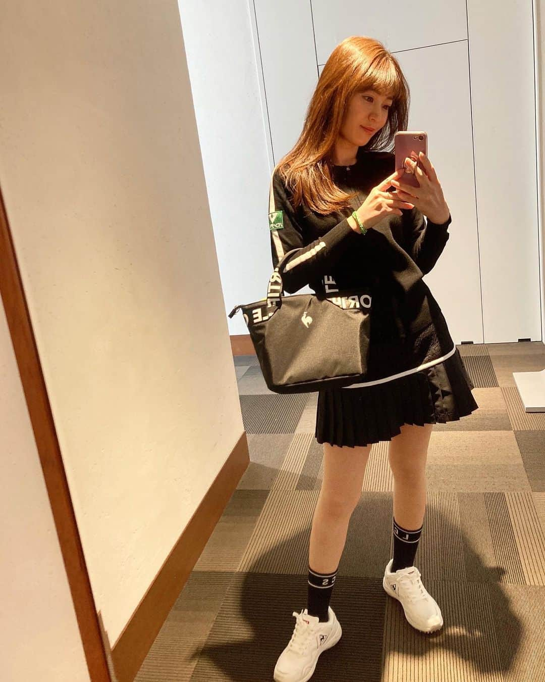 竹村真琴のインスタグラム：「* GWゴルフ🏌️‍♀️⛳️ 今日はブラックコーデ🖤 明日も明後日もゴルフするぞー٩( 'ω' )و💚 . . . #ブラックコーデ #ヘアカラー #ハイトーンカラー #jlpga #golf #Instagolf #女子プロゴルファー #골프　#골프여자　#高尔夫 #コーワ #バンテリン #興和 #チップワンストップ#テーラーメイド #TaylorMade #ルコック #豆蔵 #情報技術開発 #lecoqsportif #ゴルフコーデ  #ゴルフ女子 #コアフォース #大阪ゴルフ #大阪出身 #大阪人」