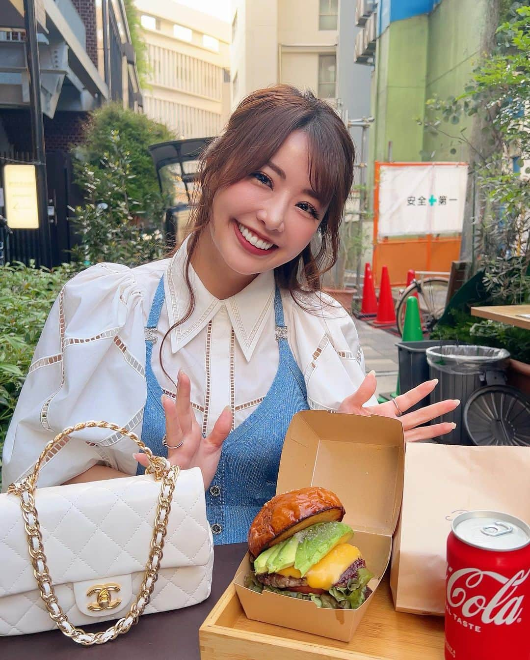 彩花ゆいさんのインスタグラム写真 - (彩花ゆいInstagram)「GWだーっっ！！！！ ここのハンバーガーがものすごく おいしい！そんな報告とともに🍔  5月8日、僭越ながら わたくし誕生日を迎えます 今年は5月22日から3日間バースデーイベントするので、もしお時間あれば…！ 今度きちんとイベント概要載せます✨ 5月22日はみーるも誕生日よ♡  👚 @furfur_official  👗 @chanelofficial   #ハンバーガー #hamburger #バースデー #彩花ゆい #コカコーラ #広尾 #birthday」5月2日 17時36分 - ayakayui