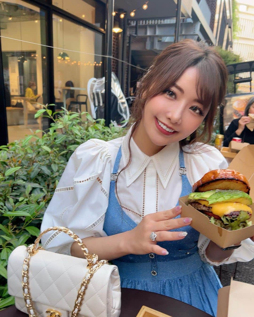 彩花ゆいさんのインスタグラム写真 - (彩花ゆいInstagram)「GWだーっっ！！！！ ここのハンバーガーがものすごく おいしい！そんな報告とともに🍔  5月8日、僭越ながら わたくし誕生日を迎えます 今年は5月22日から3日間バースデーイベントするので、もしお時間あれば…！ 今度きちんとイベント概要載せます✨ 5月22日はみーるも誕生日よ♡  👚 @furfur_official  👗 @chanelofficial   #ハンバーガー #hamburger #バースデー #彩花ゆい #コカコーラ #広尾 #birthday」5月2日 17時36分 - ayakayui