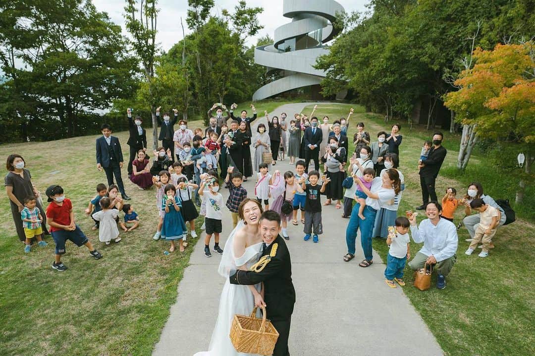 ラヴィ•ファクトリーさんのインスタグラム写真 - (ラヴィ•ファクトリーInstagram)「. 【写真で叶える結婚式】 . 大切なゲストと、たくさんの子ども達からの 祝福を受けて当日を迎えたおふたり🤍  たくさんの方々に愛されてきたおふたりの お人柄が伝わってくるような1枚です📷✨  . —————— ラヴィファクトリー: @hiroshima_laviefactory AREA:JAPAN,HIROSHIMA —————— @laviefactoryをフォローして #laviefactory #ラヴィファクトリー のハッシュタグをつけて お写真を投稿してみてくださいね✳︎ . こちらの公式IG（@laviefactory） で取り上げさせていただきます✨ . 思わず笑顔になれるハートのある 「家族写真」はラヴィクルール* >>>@laviecouleur_official . #wedding #weddingphotography #photo  #ハートのある写真 #instawedding #結婚写真 #ウェディング #ウェディングフォト #撮影指示書 #ロケーションフォト #前撮り#写真好きな人と繋がりたい #フォトウェディング #卒花 #後撮り #ウェディングニュース #前撮り小物 #前撮りフォト #前撮りアイテム #ウェディング撮影 #撮影構図 #前撮りアイディア #撮影指示書 #花嫁コーディネート #挙式当日 #広島花嫁 #挙式レポ」5月2日 17時37分 - laviefactory