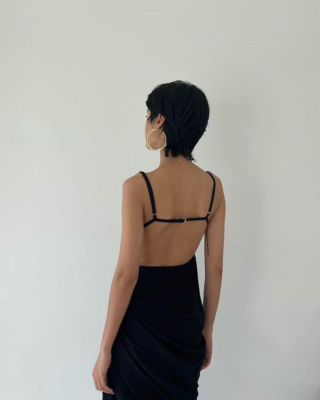 大屋夏南のインスタグラム：「Perfect summer dress 🍨 撮影で着た @jacquemus のドレス素敵だったなー🖤  シンプルだけどひと癖あって、シルエットが美しいブランド。おめかしする機会があるときは必ずチェックしてる👀  これバックスタイルだけどフロントもスリットが入ったり、デコルテのデザインに特徴があったり可愛いんだ💕  全身は新しいYouTube内でも見れます😉  みんな新しいYouTubeにコメントたくさんありがとう🤍」
