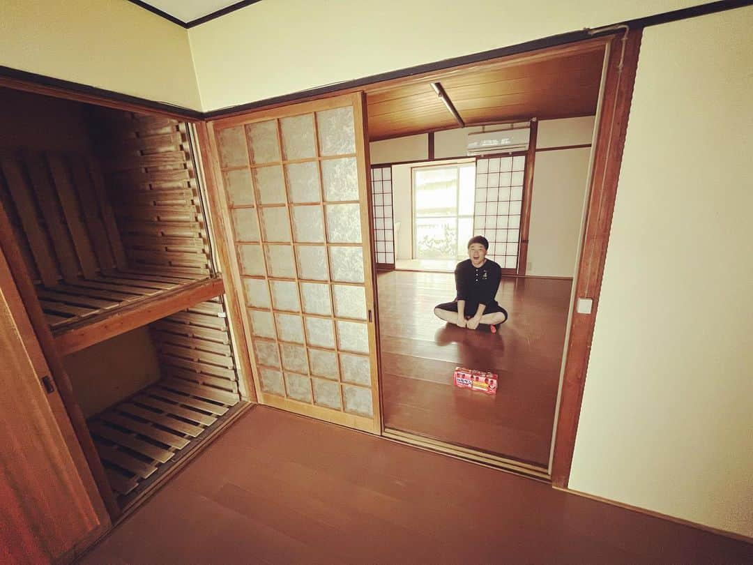 山上雄大のインスタグラム：「👍👍👍 金閣寺の近くの一軒家を賃貸しました🏠 築60年だと思っていたら築102年でした💦 近所のおばあちゃんに 地蔵盆と秋の運動会に必ず参加してほしいと依頼されました。 ご近所付き合いもDIYもばっちりやっていこうと思います🤘  #バルサン大焚き祭り」