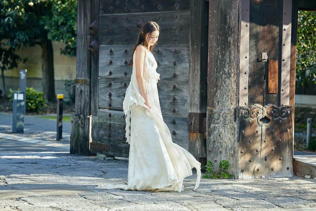 ブリッジマン遊七さんのインスタグラム写真 - (ブリッジマン遊七Instagram)「NADELL Wedding Dress🌿  オーガニックコットンやシルクなど上質な天然素材と、伝統的な織物を組み合わせた素敵なドレスを、たくさん着させて頂きました♡」5月2日 12時18分 - yunabridgman