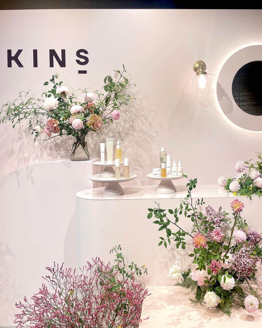 由架子 川野のインスタグラム：「@yourkins_official  本当ーにお世話になっているKINSの新作発表会🌸  新作のクレンジングジェルとデイクリームも良くて、必要性をすごく感じるアイテムでした。 新商品が出すぎないのも、 ここまで菌や成分にこだわってくれているのにも安心して、ずっと使える🫶 DAY CREAMの発売記念として5月7日まで送料無料キャンペーン中だそうです✨  #kins  #kinsデイクリーム #日焼け止め #美肌菌 #菌活」
