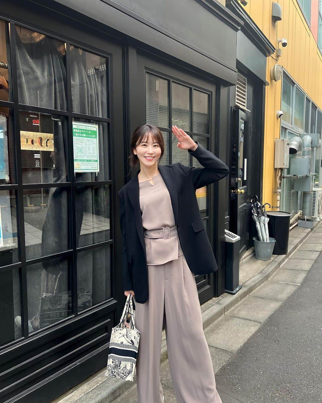 佐野真彩さんのインスタグラム写真 - (佐野真彩Instagram)「打ち合わせ終わりに念願だった東京ボンベイへ🍛 辛いと噂のカシミールカレーを🌶️🔥 いやぁ〜、辛すぎてびっくりしたよ🥵 辛いの好きな方は是非にですね。  次はキーマにしよっと😋  jacket @theory_jp  setup  @jusglitty_official   #東京ボンベイ　#カシミールカレー　#恵比寿グルメ　#オフィスコーデ　#セオリー　#theory #jusglitty」5月2日 12時32分 - sano.maya