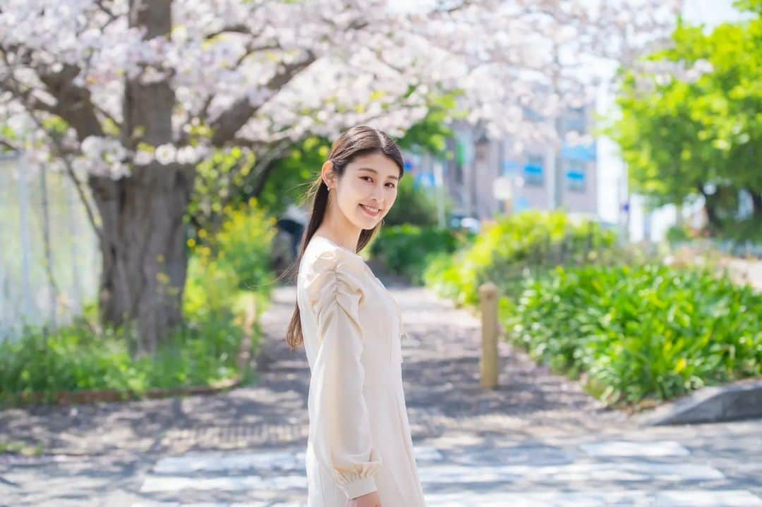 杉原枝利香のインスタグラム：「#🌸  もうちょっとだけ春を感じてたいな〜  Photo by @nagayan370528 ✨  #春 #springfashion #springflowers #springphotography #cherryblossom #photography #三浦海岸 #三崎口 #spring (勝手に)#横須賀アピールグラマー ------------------------ #横須賀女子旅 #横須賀観光 #三浦半島 #神奈川 #神奈川観光 #よこすか #ふるさと #地元応援 #地産地消 #yokosuka #ootd #photo #followme #フォローミー ♡♡♡ #シードルアンバサダー #りンご #杉原枝利香 #actress #model」