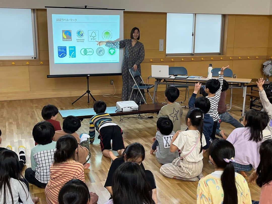 末吉里花さんのインスタグラム写真 - (末吉里花Instagram)「嬉しかった出来事。 鎌倉市にある放課後かまくらっ子おなりにて、子どもたちに自分の絵本の読み聞かせをさせてもらいました！約30人くらいの子どもたちが参加してくれましたが、小学生1年生が中心だったので、興味を持ってもらえるかドキドキ。名もなきおさるになりきって読み始めたら、子どもたちが前のめりで聴いてくれて、途中からなんと「エシカル、マジカル、見えない世界に連れていって〜♪」とみんなで呪文コール！  絵本読み聞かせのあとに、クイズを出して世界の問題をもう一度振り返ったあとに、「みんなには解決する力があるんだよ！どうやって解決すればいいんだろう？」と聞いたら、「エシカル〜！」と叫んでくれた🥹  みんなしっかりと見えない世界を絵で感じてくれたのかもしれない、と嬉しくなりました。もちろん一度では理解できないかもしれないけれども、エシカルのタネは植えることができたかも？私も元気をもらい、最高に楽しかったです☺️  あとから鎌倉市の職員の方から、子どもたちが、お迎えに来たお父さん、お母さんに楽しそうに報告したり、「本を買って欲しい」とお願いしたりしていたそうだ、と伺ってさらに感動🥹  やっぱり読み聞かせは対面に限る！ 鎌倉で絵本読み聞かせキャラバンして廻りたいな〜😆  貴重な機会を本当にありがとうございました🙇‍♀️  #ethical #sdgs #kamakura #エシカル #鎌倉市 #絵本読み聞かせ #放課後かまくらっ子おなり #じゅんびはいいかい名もなきこざるとエシカルな冒険 #山川出版社 #末吉里花 #エシカル協会」5月2日 12時29分 - rikasueyoshi