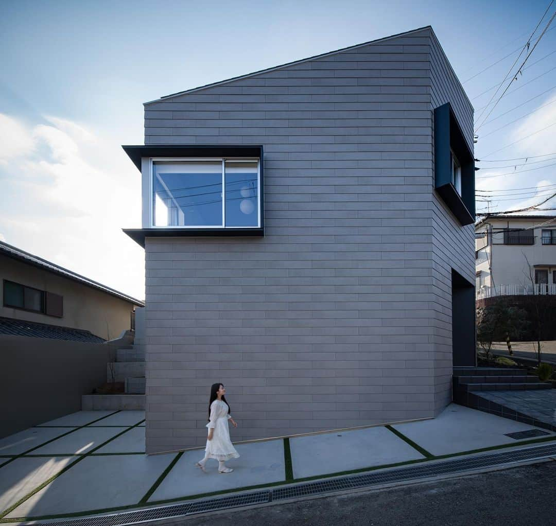 4E.okuwada architects officeのインスタグラム：「[ house in Sakasegawa ] 逆瀬川の家  @okuwada_architects Architect: Takeshi Okuwada Photo : Keishiro Yamada  #okuwada_architects_office .  #architecture #architecturephotography #architecturelovers #japanesearchitecture #建築 #住宅デザイン #建築家とつくる家 #都市住宅 #傾斜地に建つ家 #奥和田健建築設計事務所」