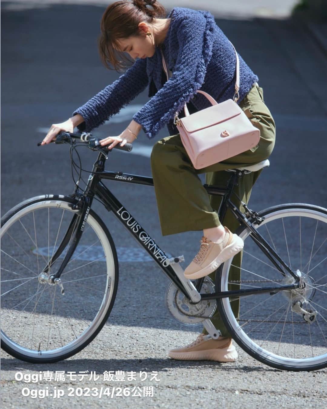 COLE HAAN JAPANさんのインスタグラム写真 - (COLE HAAN JAPANInstagram)「飯豊まりえ主演✨2023/4/26 Oggi.jp掲載 「コール ハーンの靴＆バッグと過ごす私らしい7days」  本日のコーデは火曜日。 いよいよ明日からGW！今日はリモートワークの合間に自転車で外出。驚きの軽さのサステナブルスニーカーにお気に入りのピンク色のサッチェルバッグを斜め掛けにすれば、シックなシティバイクスタイルの完成。休み前の時間をきちんと有効活用できるスタイル！  <ジェネレーション ゼログランド II ￥23,100-> <コレクティブ サッチェル ￥55,000->  #ColeHaan #コールハーン #Oggi #オッジ #飯豊まりえ #7daysコーデ」5月2日 12時41分 - colehaanjapan