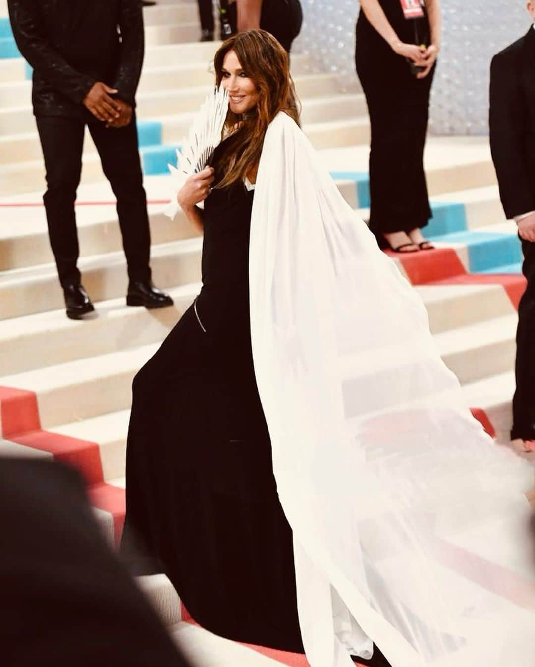 カーラ・ブルーニさんのインスタグラム写真 - (カーラ・ブルーニInstagram)「Met Gala  baby …..✨🖤✨ Thank you @karllagerfeld for your kind invitation ✨ Many thanks to : @clementlomellini @ohmybos @bobrecine @jameskaliardos @zzotalents @messikajewelry @metcostumeinstitutegala  @andrew_bolton #alineofbeauty @carolinelebar @duvelleroy @kimmiekyees」5月2日 12時39分 - carlabruniofficial