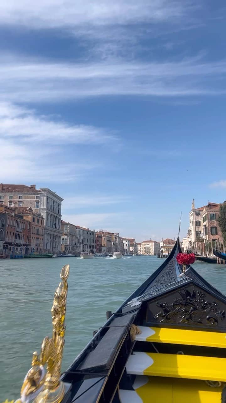 小林美季のインスタグラム：「🇮🇹ヴェネチア  想い出がいっぱいすぎる*  夕飯も最高だったし 寒かったけど外で食べてもいいか聞いたら 水辺ギリギリにテーブルを移動させてくれたり 会計後に🍋リモンチェロをサービスしてくれたり ホテルまでの帰り道で会って声をかけてくれたり 日本の話も少ししてHappyな時間でした*  次の日は 王道のゴンドラ！ ゴンドリエーラのルカ。 渋くてかっこよかったし、ジョークも言ったり いろんなこと教えてくれて楽しかった🛶  ムラーノ島もヴェネチアングラスがほんっとキレイ お店の人も親切で 時間が足りなかったなぁ*  #Italy #tpip #旅行の記録 #Venezia #ヴェネチア #ゴンドラ #カナルグランデ #リアルト橋 #travel  #イタリア旅行 #ムラーノ島」