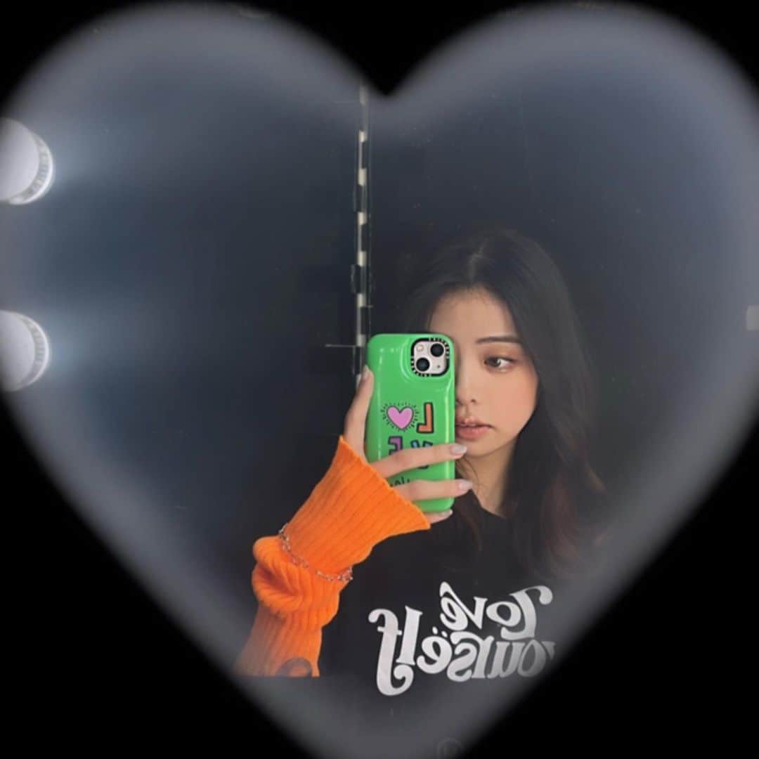 神田萌衣のインスタグラム：「はーーーーとぅ！！！🖤  久しぶりに撮影風景載せてみる📸🫢」