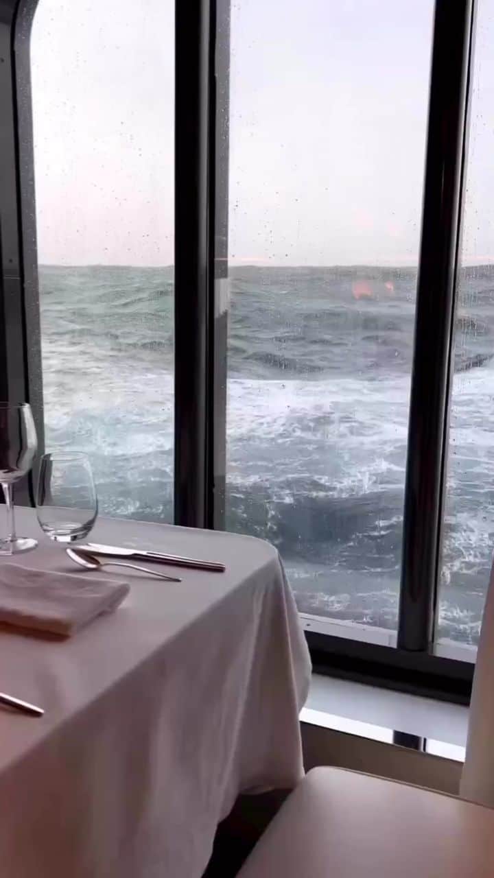 のインスタグラム：「How do you feel about this dining entertainment? 😯  Credit 🎥 @deniseramirez5  📍Antarctica 🇦🇶  #pgdaily #pgstar#pgcounty #sea #planetgo#planet #planetearth #amazing #awesome #nature #antarctica #antarcticaoriginal」