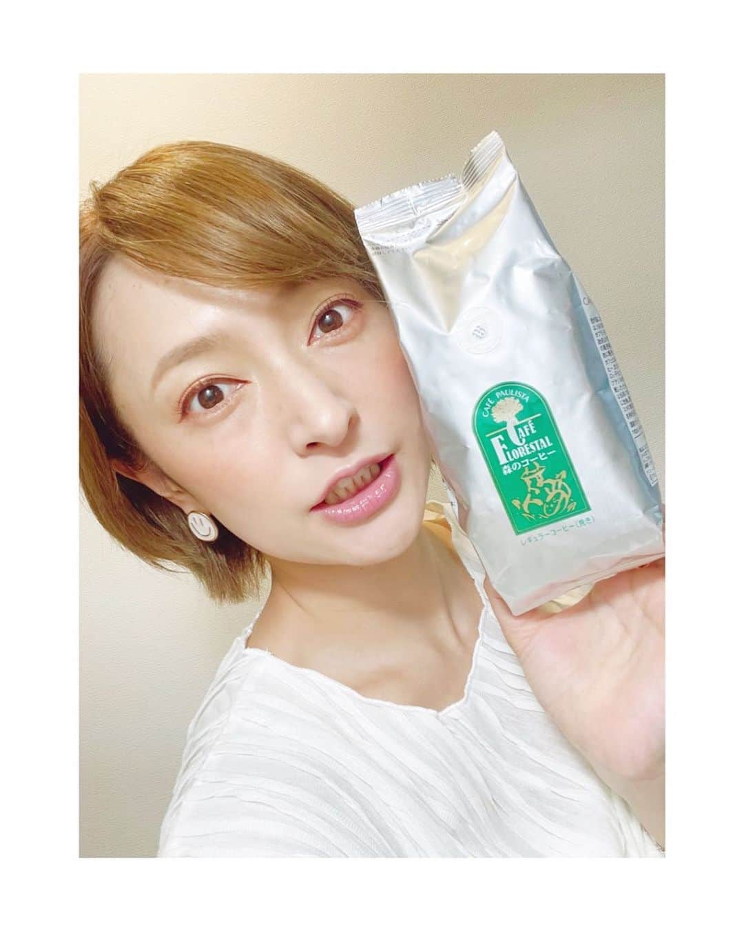 杜野まこさんのインスタグラム写真 - (杜野まこInstagram)「＼🌳もりのコンビ☕️／  「杜野と森の」名前で勝手に縁を感じて飲んでみましたッ♡  栽培期間中、農薬・化学肥料を使用せずにコーヒーを作っているみたいで まさに自然の森の恵みをたっぷり頂ける森のコーヒー☕️✨  コーヒーをいれる前からいい〜香りが広がって、すっごくリラックス😌🌱  甘み、爽やかな酸味、なめらかな口当たりと香り、バランスがよく取れていて しばらく口の中で自然の力強さ感じる‼️ 風味が余韻が長く続くの☕️✨  作業をしながらコーヒーを飲んでいるといつの間にか冷めてしまうけれど冷めても美味しい✨これ嬉しい🥹  なんならHOTでいただく時と印象が少し違って、温度変化で２度美味しく頂ける♡♡♡  同じ名前のよしみとして、これからもほっと一息の癒しと、自然パワーチャージさせてもらいます💪  @morinocoffee_cafepaulista  ぜひ見てみて♡  #カフェーパウリスタ #森のコーヒー #morinocoffee #paulista #農薬不使用 #PR #coffee」5月2日 12時58分 - makomorino