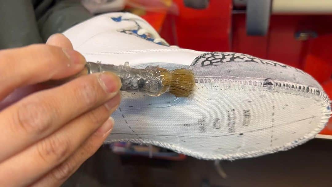 Sneaker At Randomのインスタグラム：「. ソールスワップ 自社ブランドのアラタから販売してます プライマーの1stを使い接着の下処理をしてます！  職人が丁寧に一足一足作業を行っております。 ご質問などはHPにありますお見積もりフォームよりご連絡お待ちしております！  #sneakeratrandom#スニーカーアトランダム#junkyard#ジャンクヤード#sneaker#スニーカー#スニーカー修理#スニーカーカスタム#市川#本八幡#梅田#阪神梅田本店#心斎橋#高円寺#angeluspaint#アンジェラスペイント#arata#アラタ#insoles#インソール#中敷き#shoeguard#シューガード」
