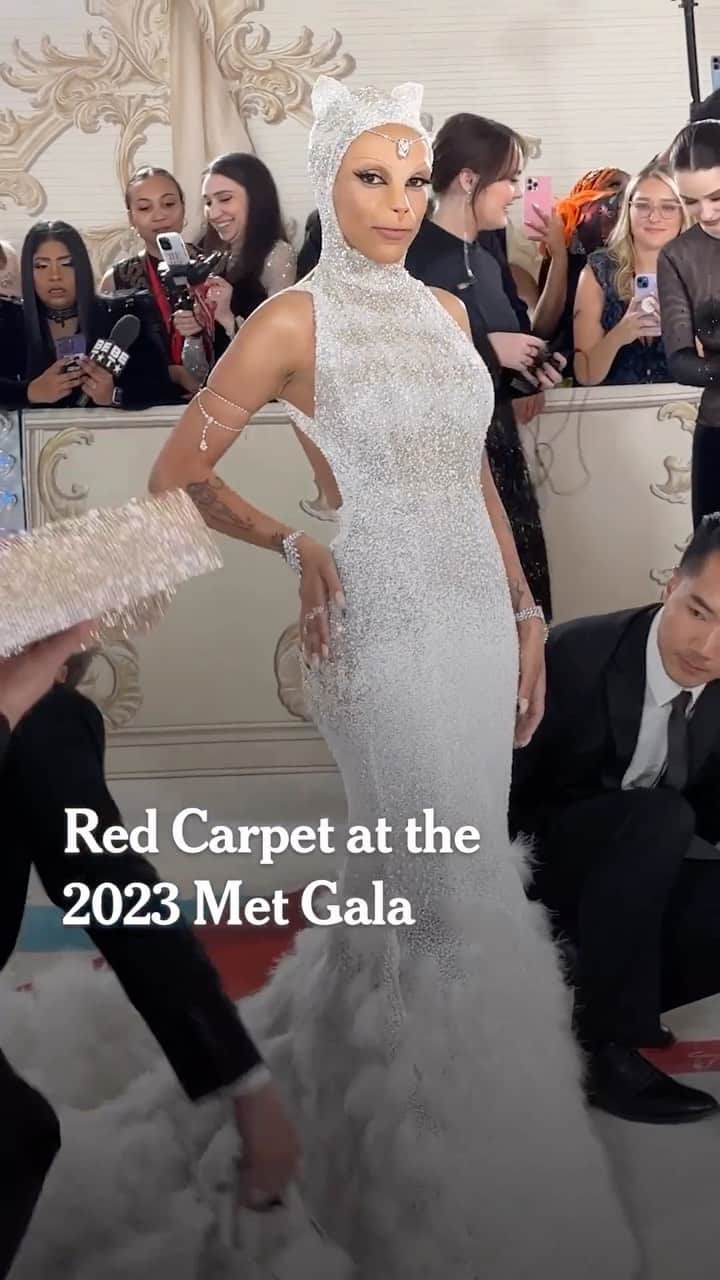 New York Times Fashionのインスタグラム：「Celebrities Honor Karl Lagerfeld at 2023 Met Gala  Officially, the Met Gala is the Metropolitan Museum of Art Costume Institute benefit. Unofficially, it’s the party of the year, bringing together some of the biggest names from Hollywood, fashion, politics, media and music.   This year, the gala was an homage to Karl Lagerfeld, the longtime designer of Chanel, Fendi and his own line. Lagerfeld, who helped shape the modern fashion world, died in 2019. Many attendees used their outfits as a way to honor Lagerfeld and his legacy. Some looks appeared to be inspired by Lagerfeld’s cat, Choupette, who did not attend.   See a full roundup of the looks from the Met Gala at the link in our bio. Video by @shaneisland」