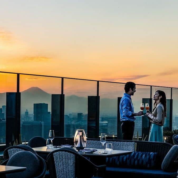 25ansウエディングさんのインスタグラム写真 - (25ansウエディングInstagram)「デートにおすすめ！ レストランの開放的なオープンテラスで都会の夜を満喫🍸🌙  お出かけが楽しくなるこの季節、夜を楽しむのにぴったりなラグジュアリーホテルのとっておきプランをピックアップ。  1_ #フォーシーズンズホテル東京大手町 のイタリアンレストラン「PIGNETO（ピニェート）」は、高層階からの眺望が楽しめるテラスが人気。ロマンチックな夕日を眺めながらの「サンセット アペリティーボ」がおすすめです。  2_ #キンプトン新宿東京 の「ディストリクト ブラッスリー・バー・ラウンジ」では、極上のテラスプランを提案。シャンパーニュやワインのフリーフローが楽しめ、スプリングプラッターやシーフードBBQのついたプランも。  3_ラグジュアリーホテルブランド、エディションの日本初上陸として話題となった #東京エディション虎ノ門。地上140ｍの絶景を誇る「ガーデン テラス」ではクリエイティブな料理と充実したワイン&カクテルを楽しめます。  ほかにも全国の人気ラグジュアリーホテルで開催している夜のイベントを大調査！#25ansウエディングデジタル をチェックして👉 【ラグジュアリーホテルの過ごし方】都会の夜を楽しむ！ 最高に贅沢なスポット厳選15  #25ansウエディング #25answedding #25ans #フォーシーズンズホテル東京大手町 #キンプトン新宿東京 #東京エディション虎ノ門 #ラグジュアリーホテル #オープンテラス #テラス #カクテル #ワイン #デート」5月2日 13時00分 - 25answedding
