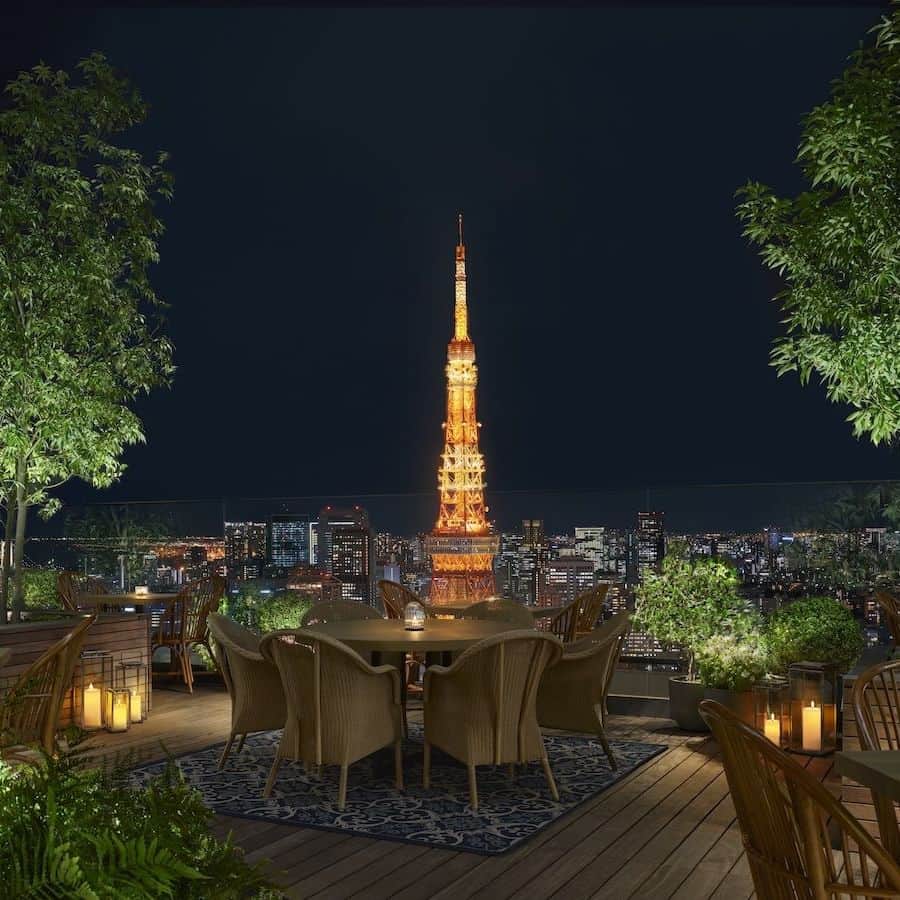 25ansウエディングさんのインスタグラム写真 - (25ansウエディングInstagram)「デートにおすすめ！ レストランの開放的なオープンテラスで都会の夜を満喫🍸🌙  お出かけが楽しくなるこの季節、夜を楽しむのにぴったりなラグジュアリーホテルのとっておきプランをピックアップ。  1_ #フォーシーズンズホテル東京大手町 のイタリアンレストラン「PIGNETO（ピニェート）」は、高層階からの眺望が楽しめるテラスが人気。ロマンチックな夕日を眺めながらの「サンセット アペリティーボ」がおすすめです。  2_ #キンプトン新宿東京 の「ディストリクト ブラッスリー・バー・ラウンジ」では、極上のテラスプランを提案。シャンパーニュやワインのフリーフローが楽しめ、スプリングプラッターやシーフードBBQのついたプランも。  3_ラグジュアリーホテルブランド、エディションの日本初上陸として話題となった #東京エディション虎ノ門。地上140ｍの絶景を誇る「ガーデン テラス」ではクリエイティブな料理と充実したワイン&カクテルを楽しめます。  ほかにも全国の人気ラグジュアリーホテルで開催している夜のイベントを大調査！#25ansウエディングデジタル をチェックして👉 【ラグジュアリーホテルの過ごし方】都会の夜を楽しむ！ 最高に贅沢なスポット厳選15  #25ansウエディング #25answedding #25ans #フォーシーズンズホテル東京大手町 #キンプトン新宿東京 #東京エディション虎ノ門 #ラグジュアリーホテル #オープンテラス #テラス #カクテル #ワイン #デート」5月2日 13時00分 - 25answedding