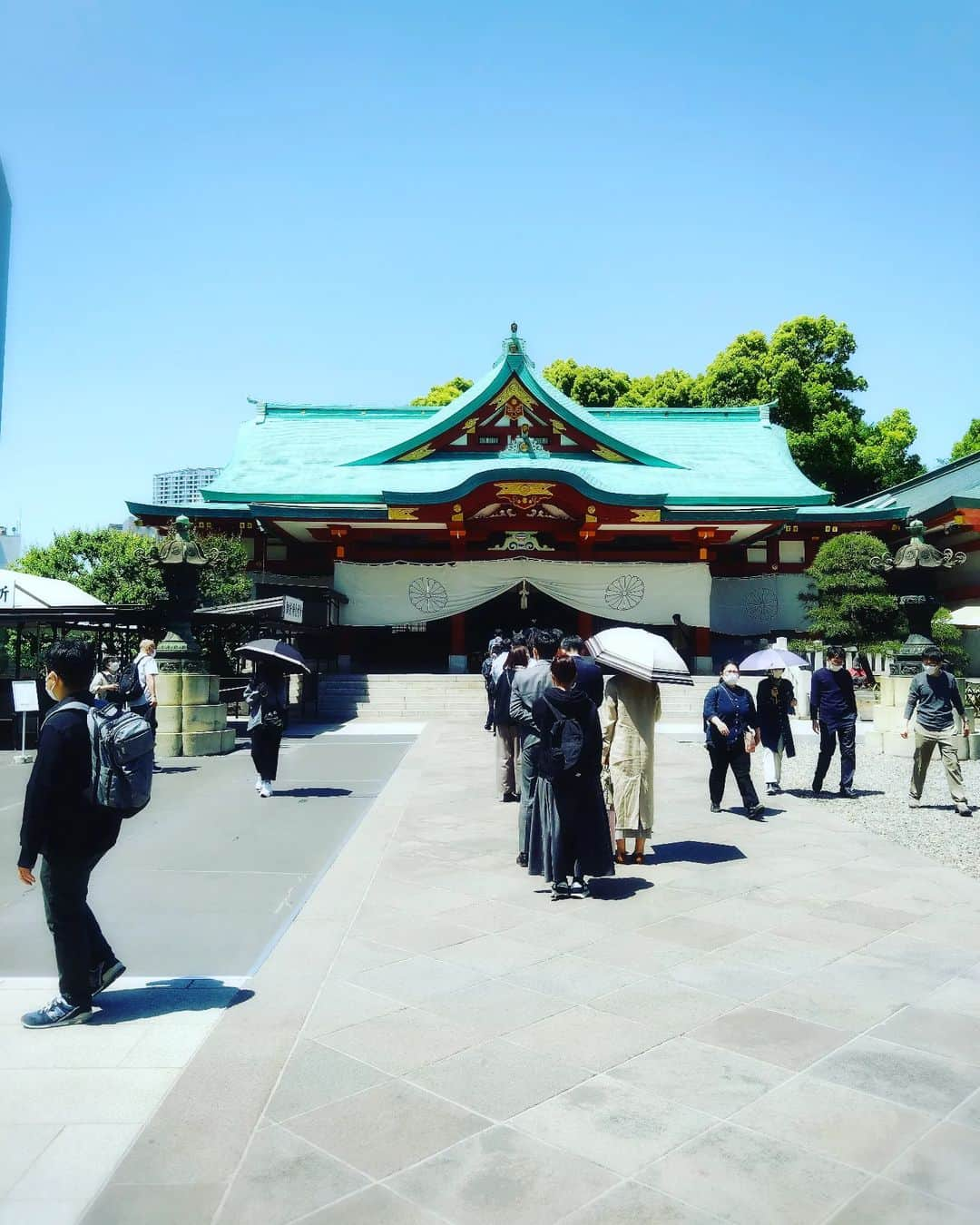 工藤亜耶さんのインスタグラム写真 - (工藤亜耶Instagram)「日枝神社に行ってきた、めっちゃ並んでる〜！！(ﾟ∀ﾟ)！！  八坂神社にお参りして帰ろうと思ったら。 八坂神社もいつものお賽銭じゃな〜い！ やり方分からない(ﾟ∀ﾟ)！！！  両端のお猿さんにお参りして終了。  なんかのイベントだったのかなぁ〜？  参拝初心者には分からない(ﾟ∀ﾟ)  また来まーす(´・ω・｀)  #日枝神社 #参拝 #八坂神社」5月2日 12時55分 - ayakudou