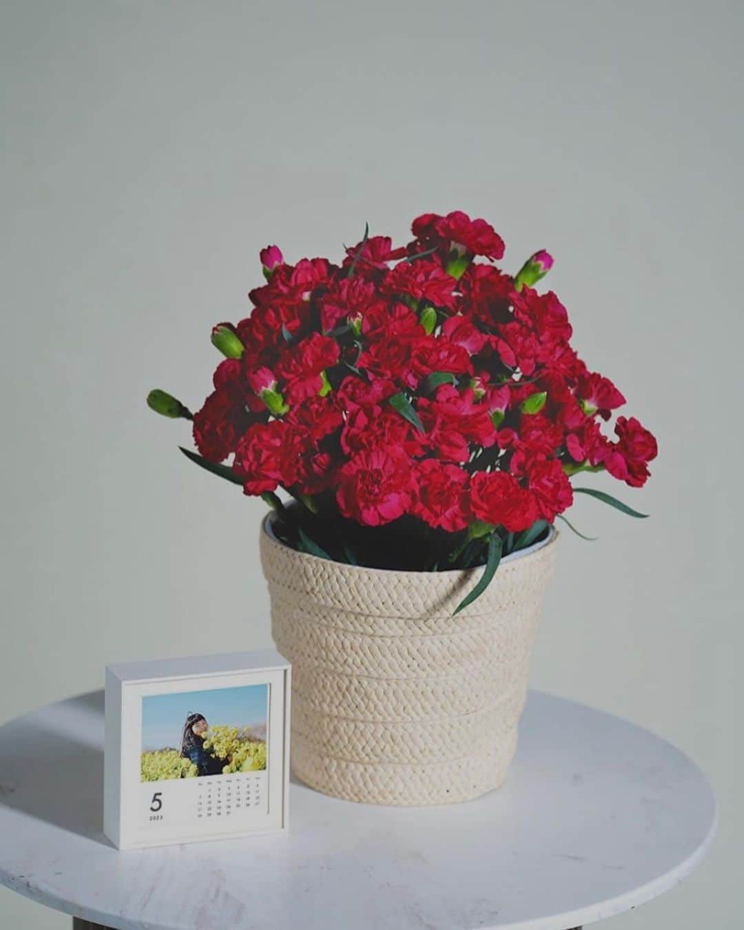 HARUEさんのインスタグラム写真 - (HARUEInstagram)「母の日は @okuru_calendar で🌹  家族のお気に入り写真をフォトカレンダーに♡  一緒に贈るお花も色んな種類から選べるし、手書きで書いた文字をカードに印刷して贈れるのも温かみがあっていいよね🫶🏼🤍  母の日ギフト何を贈ろうかな〜？と迷っている方も、アプリひとつで簡単に作れるので是非☺️  ▪️10%OFFクーポン : harue514  (有効期限は母の日受付終了までです！)  #okuru #母の日 #母の日ギフト #pr」5月2日 12時57分 - harue0104