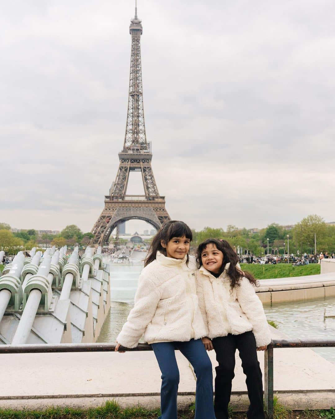 Shireen Sungkarさんのインスタグラム写真 - (Shireen SungkarInstagram)「From paris with 🤍🥹 Terharu aku tuh liat kaka hawa sama dek sya begitu 🤍🤍  MasyaaAllah tabarakAllah 🤍🤍 Thank you @sweet.escape  Buat kalian yang foto sama sweet escape  bisa pake promo code ya ❤️ SHIREEN10. It’s a 10% off + 10 extra downloadable photos for photoshoot in all available destination with SweetEscape. 🫶🏻」5月2日 12時57分 - shireensungkar