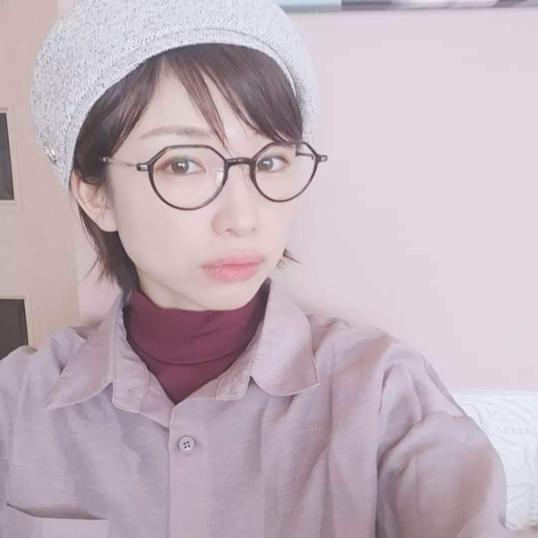 高見こころのインスタグラム：「ちょっと変わった形のメガネなのです👓✨  #伊達眼鏡じゃないよ #メガネ女子 #ちょっと変わってる #個性派メガネ #eyevan #eyevanluxe #eyevane5 #メガネ新調 #お気に入りのメガネ」