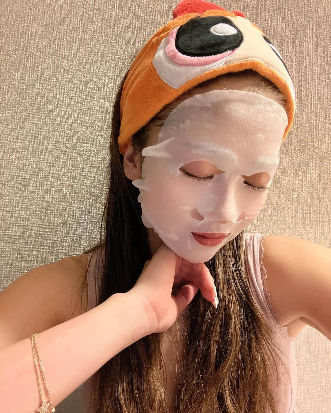 やしろななさんのインスタグラム写真 - (やしろななInstagram)「最近は毎日パックするようになったの🥚  ルルルンのパックは冷蔵庫にいっぱいストックあるの❤️ パックしながらスチーマーあびてる時間が幸せなの😶‍🌫️💗  ルルルンは毎日の化粧水の代わりに使える 「化粧水フェイスマスク」なの！ パックをした後は美容液とクリーム塗って完璧💖  @lululun_jp #ルルルン　#化粧水フェイスマスク　#パック #濃密保湿　#pr」5月2日 13時04分 - 8467_0