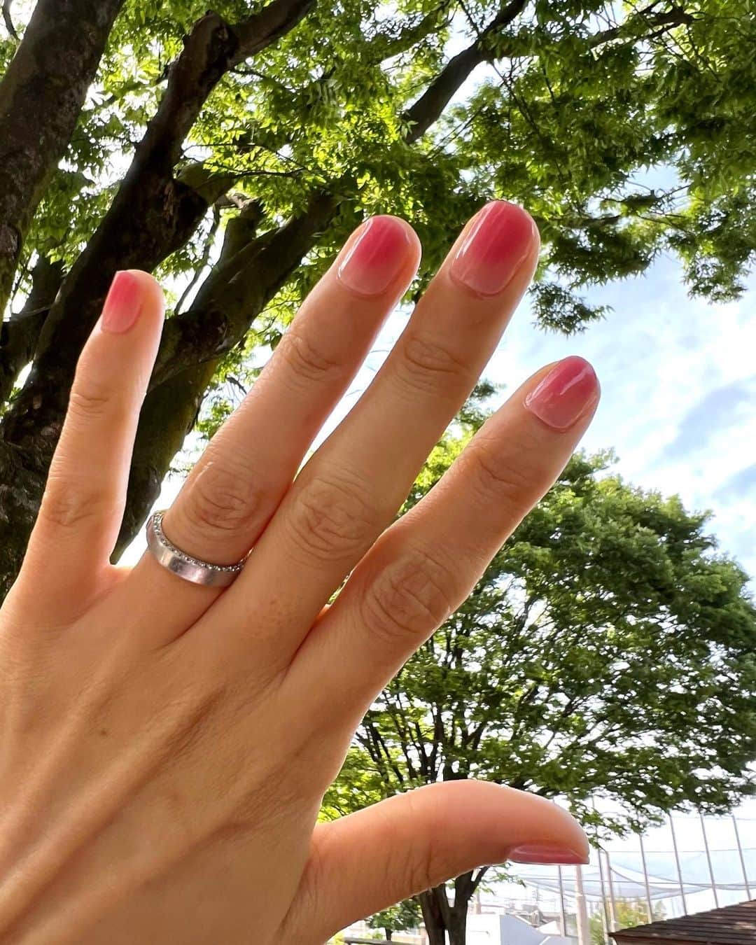 美優さんのインスタグラム写真 - (美優Instagram)「@esshimo_jp の新作のジェルネイルシール💅✨  夏にぴったりのデザインが増えていたので、早速GET🥰  今回はフットネイルもやりました😁✨　 手も簡単に出来るけど、足は更に簡単！すーぐ完成😁😁  ぷっくり艶々の爪になって 息子も私の爪を触るのが癖になっているようです🤭笑  #セルフネイル　#エッシーモ #esshimo #セルフジェルネイル」5月2日 13時06分 - miyu11_20