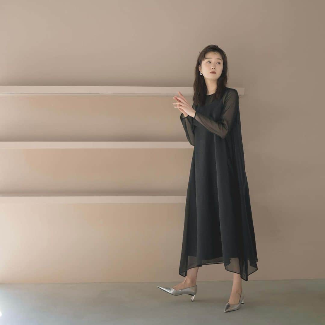 のインスタグラム：「- recommend item -  ▪︎ Sheer A-line Dress / No.100762 color : blown / black size : 1 / 2 model : 166cm ( size1 )  ▪︎ Chiffon frill bag / No.040089 color : beige / black size : free  ▪︎ Cinq Circle Earrings coming soon...  #kaene #dress  #結婚式コーデ  #ゲストドレス  #結婚式お呼ばれ」
