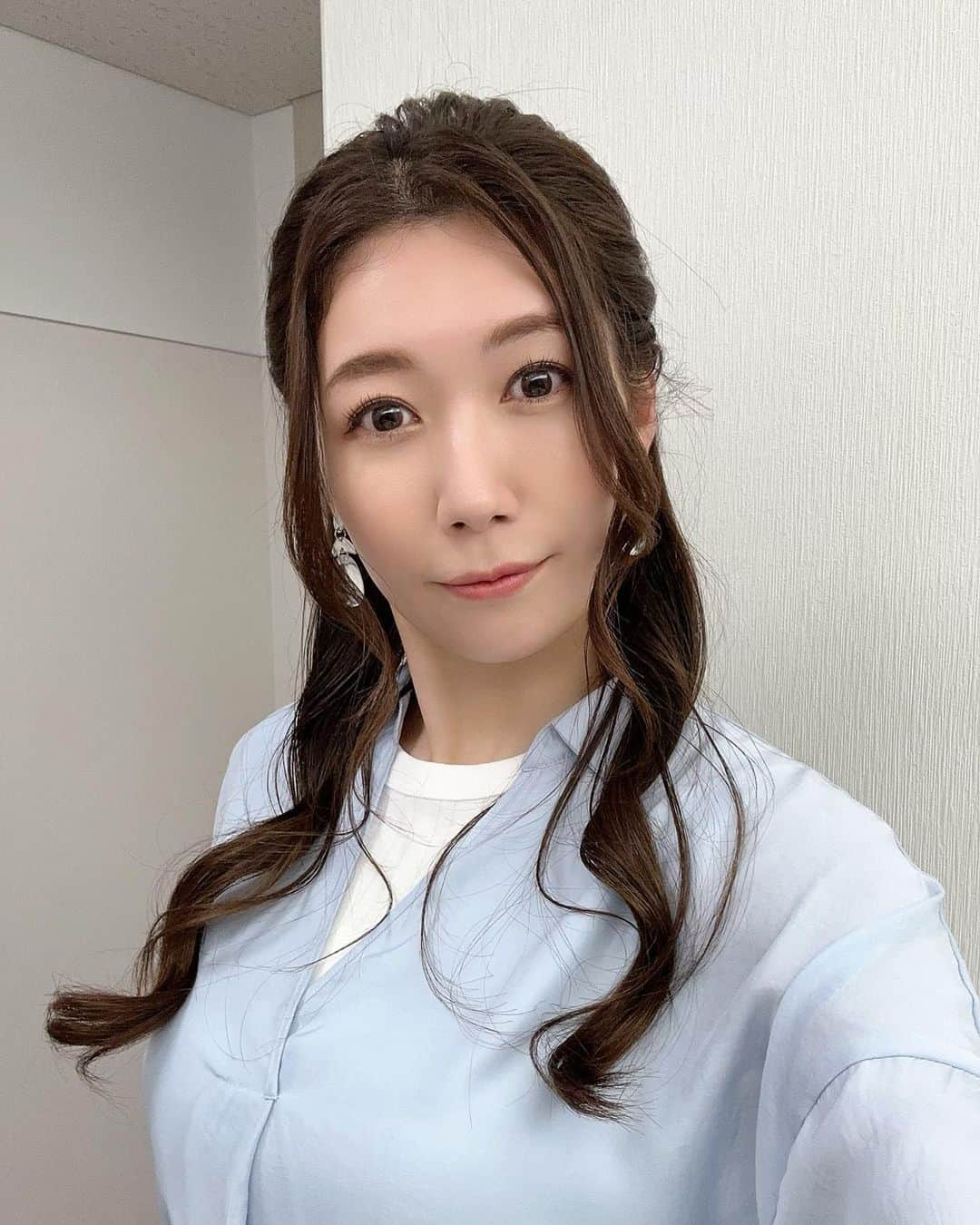 穂川果音さんのインスタグラム写真 - (穂川果音Instagram)「hair style  ハーフアップです😊  #ナチュラルヘア #大人めコーデ #ダウンスタイル　#イヤリング　#ゆる巻きヘア　#アベプラ　#お天気お姉さんコーデ　#大人めヘアアレンジ #ゆる巻き　#ゆる巻きアレンジ #お天気キャスター　#hairstyle #hairarrange #5月コーデ #ハーフアップアレンジ　#ハーフアップ」5月2日 13時09分 - hokawakanonn