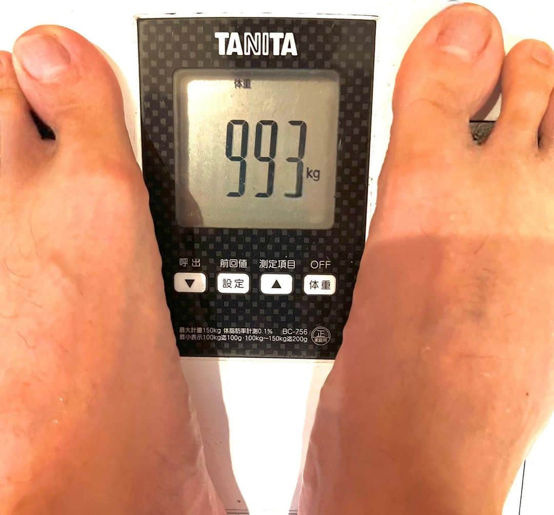 脇知弘さんのインスタグラム写真 - (脇知弘Instagram)「一週間ぶりに体重計乗ったら  99.3キロ‼️  いやいや、増えたわけじゃないですよ🤣  一週間まえは101.8キロでした👏  特にダイエットしてるわけでもなく良く食べてるのでビックリ⁉️  暑い季節になったから体重落ちやすい時期に突入したんだな〜👍  ちなみにこの体重は 高校一年生のときの体重です😂  #脇知弘#体重計#ダイエット#良く食べる#暑い季節#体重計落ちやすい#突入#高校一年生#ビックリ」5月2日 13時10分 - t_waki_at