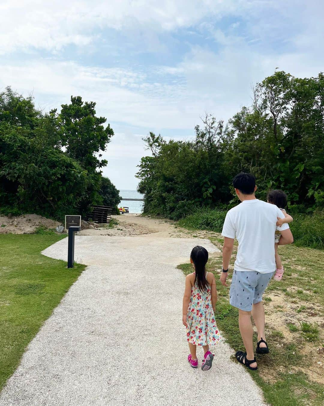 中川真依さんのインスタグラム写真 - (中川真依Instagram)「. 家族で石垣島へ 行ってきました✈️🏖✨  寝ても覚めても海かプールへ行きたい長女😅 そしてそれに着いて行きたい次女😂🏖  毎日楽しくて あっという間の時間でした🥰❣️ #石垣島 #家族旅行 #familytime  #happiness  #姉妹ママ  #loveocean」5月2日 13時11分 - maimai.47