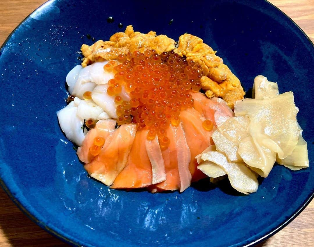 空見ゆきのインスタグラム：「海鮮どぉぉおおおん!!!!!  #海鮮丼  #ランチ」