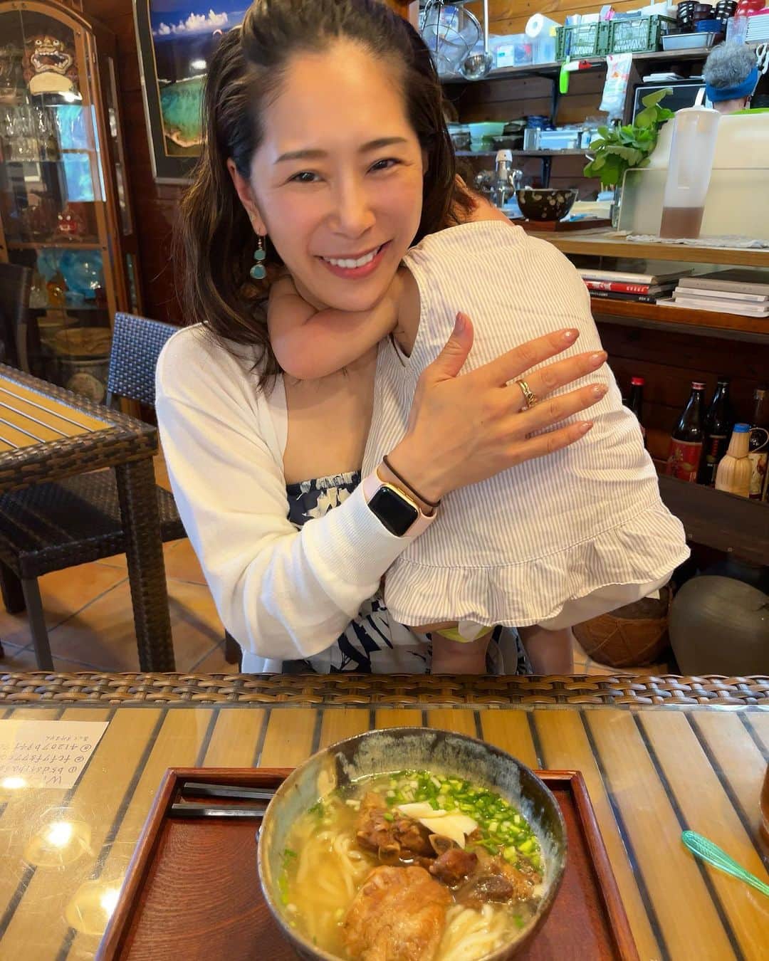 中川真依のインスタグラム：「. 石垣島の美味しいものも たくさん堪能してきました〜🤤❤️  子供がいると なかなか予定通りにはいかないけど それもまた思い出🙆‍♀️✨  石垣島在住の @bjjsinger さんに 色々と教えて頂き 楽しい旅になりました🥰🎶 ありがとうございます♪  #石垣島 #家族旅行 #朝からもりもり食べます  #お腹ぽっこり  #オリオンビール #また行きたい」