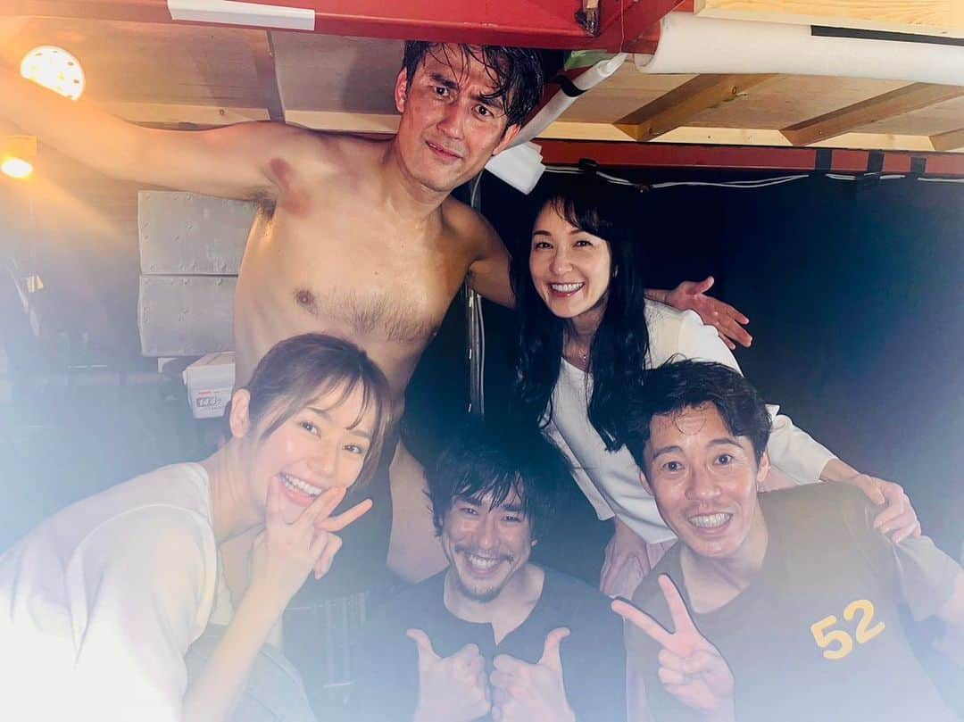 高畑裕太さんのインスタグラム写真 - (高畑裕太Instagram)「《『ブロッケン』終演のご挨拶》  ゴツプロ！Presents ブロッケンver.1 『ブロッケン』 終演致しました。  去年のはじめに、 旧theatre side bar （現UCHIAGE） で、大助さんに、 『一緒にやろうぜ。』 と絡まれてから、早一年の月日が経ってここまでに至りました。 今思うと、本当に物凄い出会い方だった。 あんなに濃い顔で、とんでもない熱量で迫られたのは初めてだったけど、 （しかもはじめまして。マジの、はじめまして。） 不思議と嫌な気持ちは一切無くて、むしろ心が惹かれていく感覚の方が強かったのを覚えています。  『十二人の怒れる男』を、 本多劇場で観て、 凄い舞台を作る男だと思った。 その時から、 主宰として、俳優として、何より「男」としての、 「こんなカッコいいやついない。」 という想いが、強い実感に変わりました。  今回僕は、 ある日社会からドロップアウトして、 男手一つで自分を育ててくれた叔父の死を受け入れられずにいるネットカフェ難民「修司」を演じました。何かと奇怪な役が多い僕ですが、 （勝手に自分の中でそういうイメージにしてしまっています。） 前述した通り、 ちゃんと人間として、 抱えてるものが大きく、繊細な役柄でした。 モノローグ代わりの、 ボイスレコーダー日記をつける場面があるのですが、 そのシーンがいつも、 ONEOR8『千一夜』の冒頭の電話のシーンと被り、 『シアタートップスは僕を人間にしてくれている…。』  と勝手に思っていた。  作品は物凄く楽しかった。 また稽古開始直後から、 参加されている他の皆様のレベルの高さをヒシヒシと感じておりました。 物凄い個性の皆さんが集まったと思います。 毎日毎日が、凄く刺激的でした。 深井さんの脚本は、 通常よりもとても奥行きが深く、戯曲に描かれていない部分が凄く多くて、 西沢さんとも多く言葉を交わした。 頭が沸騰するくらい色々話した。 色々悩んでる僕にとって、 お2人の言葉が支えでした。 ありがとうございます。  『ブロッケン』は、 物凄く熱量が高くて、 ある意味小細工なんて一切しない真っ向勝負の舞台となった。 この決戦に辿り着くまで、 稽古場での様々な苦悶や、挑戦があった。 僕だけじゃなくて、皆さんの役の「形」を作っていく様が、それぞれの人生が枝分かれしているかの様だった。 深く深く潜り込んでいっていた印象を受けました。 そして何より、この企画が生まれるまでの、出会いから終演の道のりをはっきりと覚えている。 今、一つの人生が終わったかの様な感覚です。  大助さんに出会えて、 とっても嬉しかった。 完全にあなたは俺の頼れるお兄ちゃんであり、ヒーローです。愛しています。 有薗さん、 稽古場で色々役の事や、演技の事で助言してくださり、 ありがとうございます。 身に余るお言葉の数々でした。有薗さんと言葉を交わす一瞬一瞬を大事にしようと思って、毎回本番に臨んでいました。 泉さん、 俺の発声練習イジリすぎ。俺は俺でお前はお前やから。 ちなみに泉さんの声出しも実は心の奥底で「なんやねん！それ。」ってたまに突っ込んでました。 息子さんの話をする時の愛おしさが忘れられません。 ちょろちょろ動き回っていたのは俺も本当に面白くて、 素敵な役柄だった事も去る事ながら、 マジで、マジに素敵な俳優だと尊敬しています。 前田さん、 前に4ドルの公演観た時も、 「演技うまっ。」 って思って、 稽古場で会った時も、 「演技…うまっ…。」 って思って、実はひたすら尊敬していました。 才能と実力が噛み合わさった人物とは正にあなたの事だと思う。凄いよ。 でも俺と3ラリーくらいしか会話してくれないのはよそう。単純に仲良くして害は無い人物なはず。 後、大助さんに怒涛のイジリを喰らっている時に、目ん玉かっ開いて、ケラケラ笑うのも、少し控えよう。少しでいいから。そして次一緒出来た時はもっと多くセリフの掛け合いが出来たらと願ってる！ 岩瀬さん、 色々優しく喋りかけてくれてありがとうございます。 劇場入りしてからは特にですけど、 岩瀬さんのプチマネージャー的な事やってる時がめちゃくちゃ楽しかったです。 本番中にズボンも縫ってくれてありがとうございました。 まさかあんなデカくてクレーターみたいな穴が空いてるとは全然気付かなかった。 チクチク針刺してる表情がとてもカッコ良かったです。 いつか脚本の相談をもっとさせてください。感想もお待ちしています。（心底） そして前田さん同様、 次はあんな嫌味を吐き捨てるだけでなく、 もっともっとやり取り出来たらと思います！  『ブロッケン』は、 僕にとって特別な演劇体験だった。 自分の中に内在している、 後ろ向きな気持ちを熱く抱き締めて、前に進んでいこうと思える時間だった。  キャスト、スタッフを含めた関係者様一同、 そして何より観てくださった多くのお客様に、 本当に厚くご感謝申し上げます。  ありがとうございました。 ゴツプロ！に幸あれ。 また絶対一緒にやろうな！！！！！ 合言葉は『ブロッケン』  #ブロッケン #ゴツプロ #塚原大助 #高畑裕太 #有薗芳記　　#泉知束 #前田悠雅 #岩瀬顕子 #深井邦彦 #西沢栄治 #新宿シアタートップス」5月2日 13時31分 - yutatakahata_work