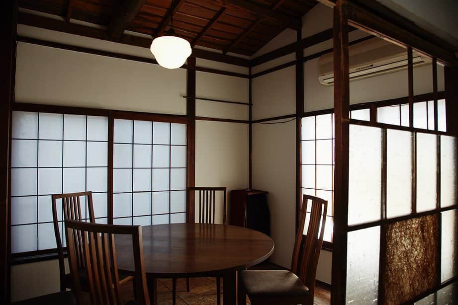 青山有紀さんのインスタグラム写真 - (青山有紀Instagram)「アトリエ解約の時に、今まで作ってきた場所を数えてみたら既に6軒もあって自分で驚いた😳  1〜3枚目 2005年中目黒#青家 設備以外はほとんど自分たちで作った。京都から友人も来てくれて合宿状態で壁も天井も床も家具も手作りだった（オープン当初は。その後修繕などはプロにお願いした。）。 4枚目以降は昔住んでた祐天寺の一軒家。 お姉ちゃんと友人と泊まり込みで青家の改装や夜な夜な宴会した思い出の場所を手放すのが寂しくて、他に引っ越したあと少し改装してレンタルスタジオにした（2008年くらいかな）。 自分の料理本の撮影だけでなく当時のTVCMや様々な撮影で利用していただけた。その後#青家のとなり　を作るタイミングと解約のタイミングが重なり、レンタルスタジオごと引越し。」5月2日 13時32分 - yukiaoya