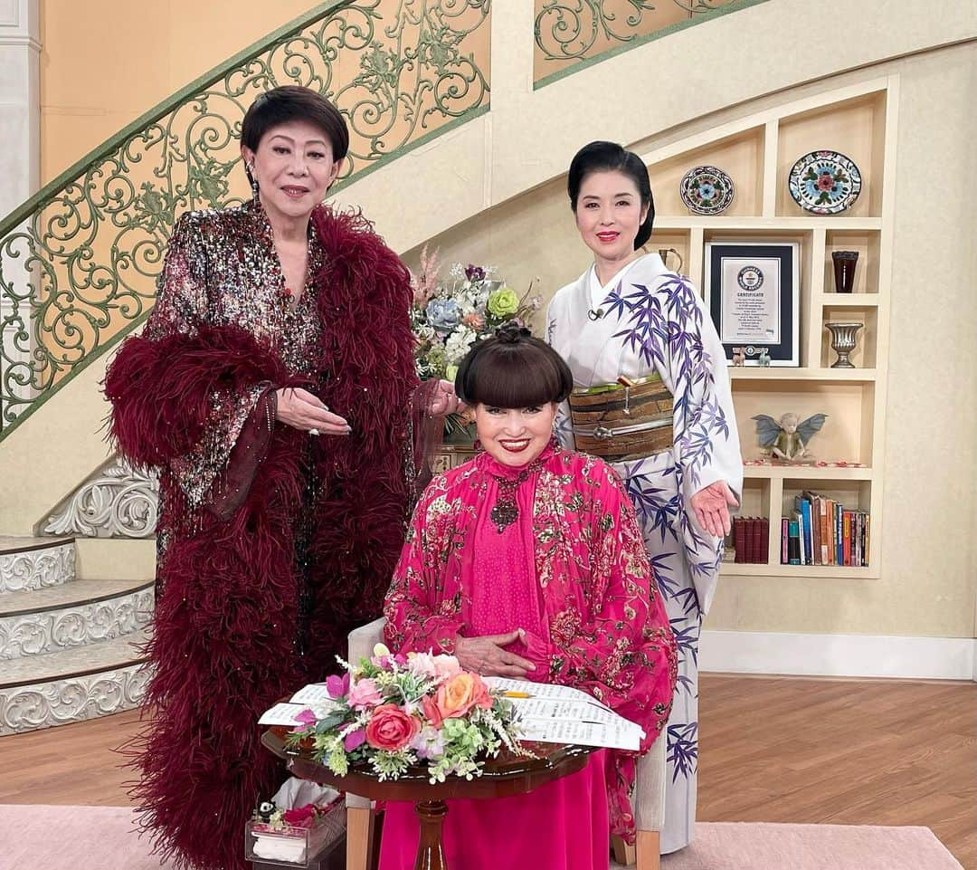 藤あや子のインスタグラム：「5/3(水)13:00〜  テレビ朝日 『徹子の部屋』  今回は美川さんと一緒に出演させて頂きました♪  尊敬する大先輩お二人と収録させて頂き とっても幸せな時間でした✨  #徹子の部屋 #👘」