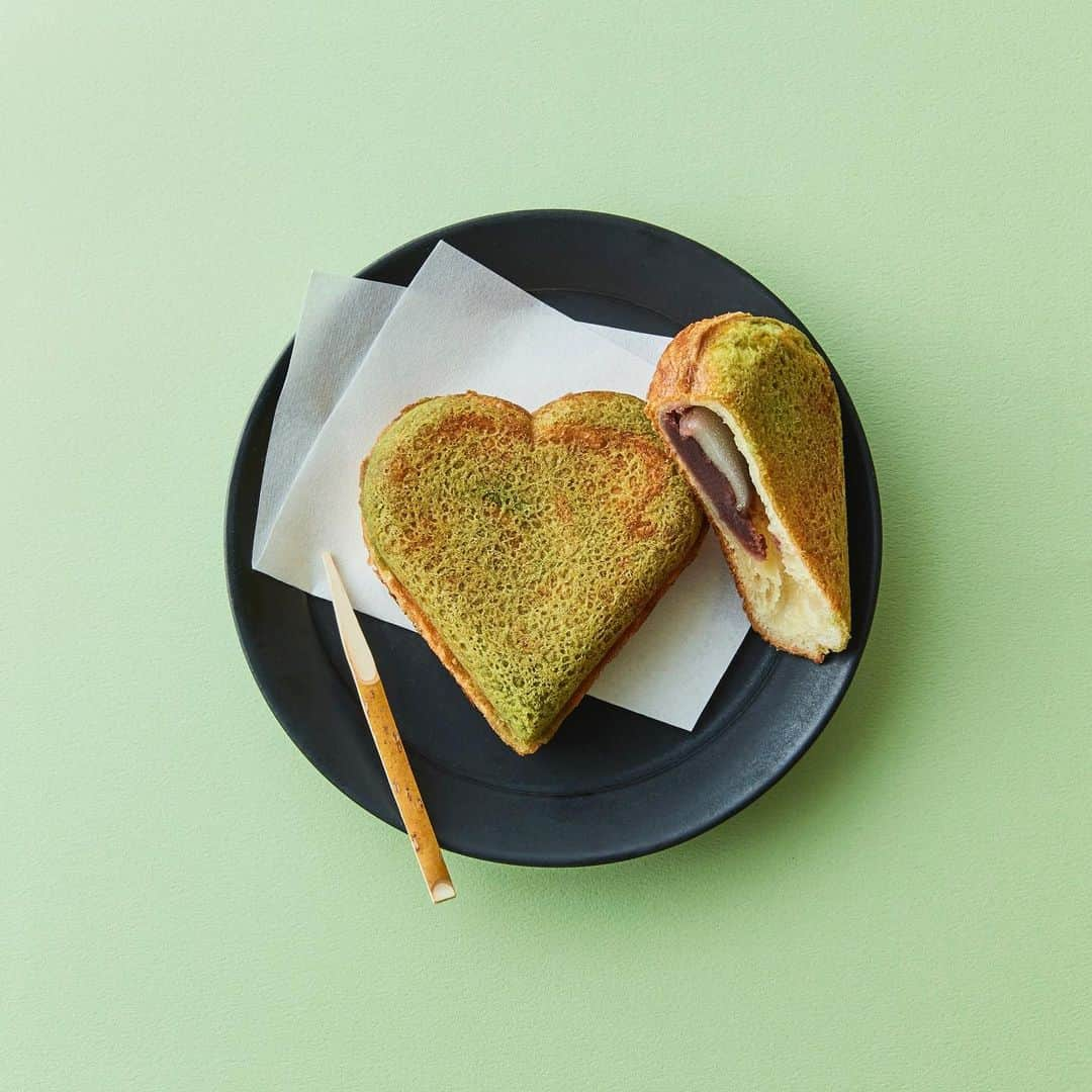 DANISH HEARTさんのインスタグラム写真 - (DANISH HEARTInstagram)「デニッシュハート (もちもち抹茶大福)  もちもち食感のハートのデニッシュ。  サクサクのデニッシュ生地に求肥、 こしあんを包んで抹茶入り米粉フィリングを トッピングして焼き上げました。  大福をイメージしたもちもちとした食感と 口どけのよいこしあんの組み合わせ。  新茶と合わせてもいいですね🍵  摘みたての新茶の香りと一緒に デニッシュハートをお楽しみください❤︎」5月2日 13時37分 - danishheart_official