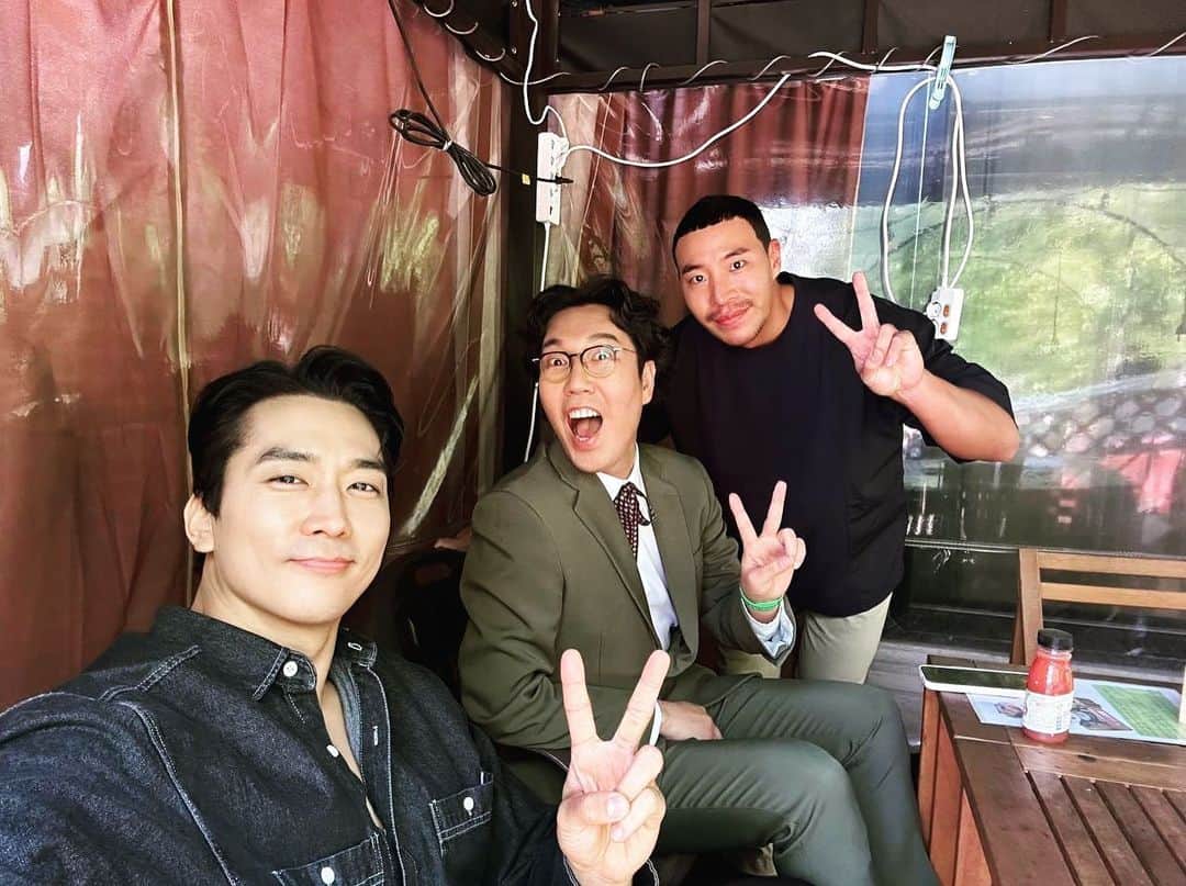 のインスタグラム：「날도 좋은날. 난 드라마에 출연을 하러 갔을까요? 놀러 갔을까요? 오랫만에 쏭과 원석이!! 송태김이네 ㅎㅎㅎㅎ  저녁같이드실래요? 이후 몇년만에 드라마야? ㅍㅎㅎㅎㅎ」