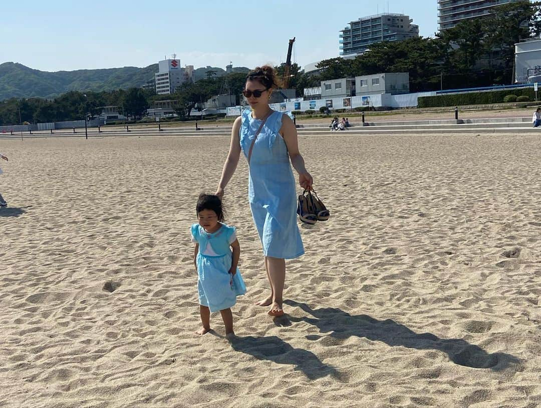 川面千晶さんのインスタグラム写真 - (川面千晶Instagram)「今月閉館してしまう須磨水族館へ行ってきました🐟 ・ 娘は2度目の水族館✌️ ・ お魚もしっかり見て、須磨の海で激遊びして、焼肉🥩 ・ とにかく娘は終始楽しそうでほんとに良かった🥺 ・ 好きなものは、パウパトロール、レーズン、リンゴジュース🍎 ・ 最近やっと‼︎イヤイヤ期との付き合い方がちょっとだけ分かったような❓気がする。いや、気がしてるだけかもだけど😂 ・ とにかく、否定しない‼︎適度に聞き流す‼︎これに尽きる😇 ・ だいぶ肩の力を抜いて子育て出来る様になったような感じがあって、普通にめっちゃ自分のメンタルが安定した😂いや、良かった。まじで。 ・ まあ、まだまだこれから色々あるでしょうけど、しっかり娘と向き合ってがんばります💪 ・ 仕事もがんばる💪 ・ #2歳8ヶ月 #イヤイヤ期  #おそろコーデ #全員デニム上着」5月2日 13時39分 - chankawamo