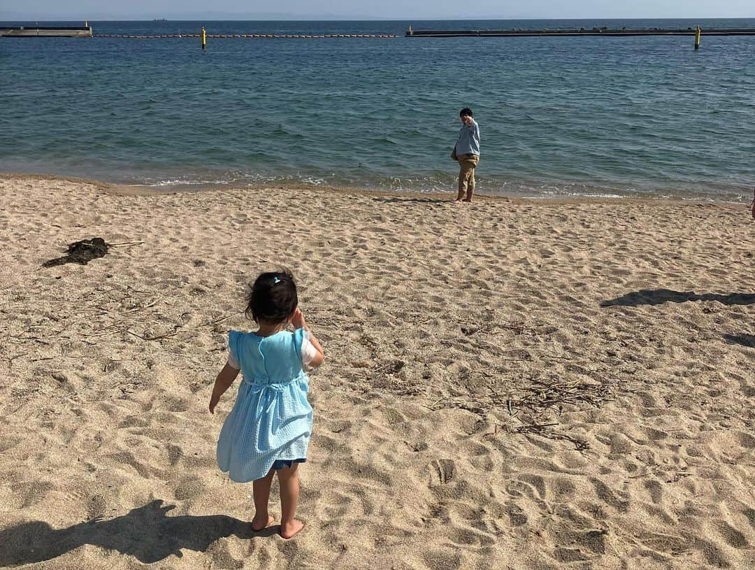 川面千晶さんのインスタグラム写真 - (川面千晶Instagram)「今月閉館してしまう須磨水族館へ行ってきました🐟 ・ 娘は2度目の水族館✌️ ・ お魚もしっかり見て、須磨の海で激遊びして、焼肉🥩 ・ とにかく娘は終始楽しそうでほんとに良かった🥺 ・ 好きなものは、パウパトロール、レーズン、リンゴジュース🍎 ・ 最近やっと‼︎イヤイヤ期との付き合い方がちょっとだけ分かったような❓気がする。いや、気がしてるだけかもだけど😂 ・ とにかく、否定しない‼︎適度に聞き流す‼︎これに尽きる😇 ・ だいぶ肩の力を抜いて子育て出来る様になったような感じがあって、普通にめっちゃ自分のメンタルが安定した😂いや、良かった。まじで。 ・ まあ、まだまだこれから色々あるでしょうけど、しっかり娘と向き合ってがんばります💪 ・ 仕事もがんばる💪 ・ #2歳8ヶ月 #イヤイヤ期  #おそろコーデ #全員デニム上着」5月2日 13時39分 - chankawamo