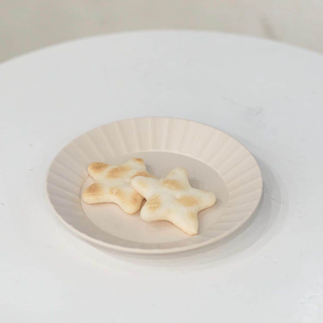 小谷実由さんのインスタグラム写真 - (小谷実由Instagram)「#おみゆの好き蒐集倶楽部 会員番号002 ミゾベリョウさん @ryo_mizobe と食べたお菓子はこちら🌟⭐️ 前編ではチロリアンを、後編では星たべよをいただきました🍵  福岡出身のミゾベくんにちなんで福岡のお菓子を選びたい！と思って探していたときに、チロリアンが福岡銘菓だと気付きました。このイラストが入ったチロリアンの缶を実は持っています🫶可愛いですよな、、❤️‍🔥  大人になってから初めてしっかり認識しながら食べたであろう星たべよ🌟何よりもネーミングの素朴な安心感、、そして軽いさくさく食感が延々と食べれそうな気持ちにさせてくれます。しかし、お煎餅で星ってさ、なかなかエキセントリックな組み合わせだよ。odolの音楽を聴くと星空を思い出すことから星のお菓子を、ということでセレクトしました🌟  最近はこの番組のお菓子コーナーに気合いが入りまくっており、新しいお菓子への探究心が止まりません、、🍪🥮🍘❤️‍🔥❤️‍🔥  #好き蒐集倶楽部菓子 @omiyuno_sukiclub」5月2日 13時42分 - omiyuno