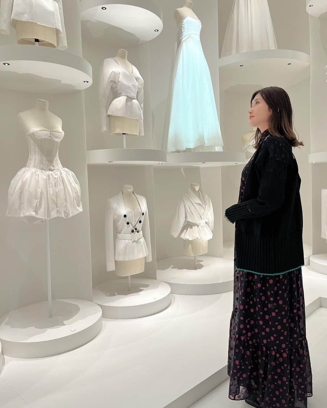 酒井景都さんのインスタグラム写真 - (酒井景都Instagram)「「クリスチャン・ディオール、夢のクチュリエ」展を見に東京都現代美術館（MOT）へ。  "服を作るってことは、そうなんだよ、こういうことなんだよ"  服を通してどんな風に人にトキメキを与えたいか…初心に立ち返る気持ち。  私的にはファンタジックで少し毒のあるムービー🧚‍♂️が最高だったな…あれDVDとかになって販売していないのだろうか。  そして空間演出、展示方法も素晴らしかったので、男性も楽しめる内容になってるかと思います。  展示は5月28日まで。 (チケットは予約完売してるそうなので、キャンセル待ちか当日券を早く行ってゲットする必要がありそう)」5月2日 13時51分 - katiiesakai