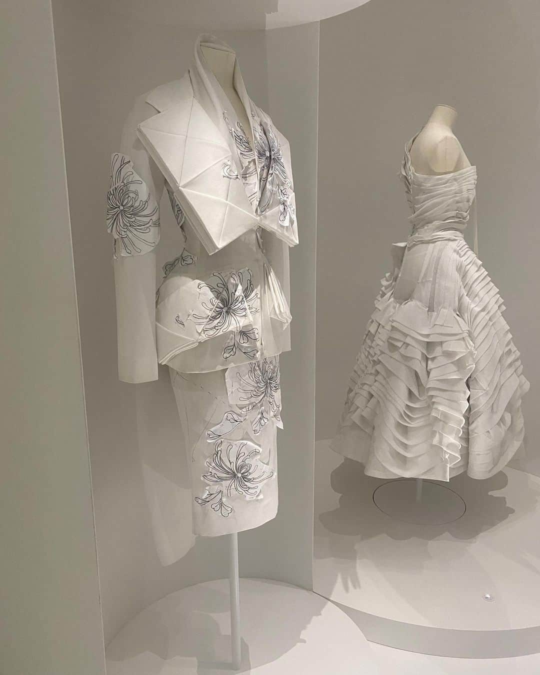 酒井景都さんのインスタグラム写真 - (酒井景都Instagram)「「クリスチャン・ディオール、夢のクチュリエ」展を見に東京都現代美術館（MOT）へ。  "服を作るってことは、そうなんだよ、こういうことなんだよ"  服を通してどんな風に人にトキメキを与えたいか…初心に立ち返る気持ち。  私的にはファンタジックで少し毒のあるムービー🧚‍♂️が最高だったな…あれDVDとかになって販売していないのだろうか。  そして空間演出、展示方法も素晴らしかったので、男性も楽しめる内容になってるかと思います。  展示は5月28日まで。 (チケットは予約完売してるそうなので、キャンセル待ちか当日券を早く行ってゲットする必要がありそう)」5月2日 13時51分 - katiiesakai